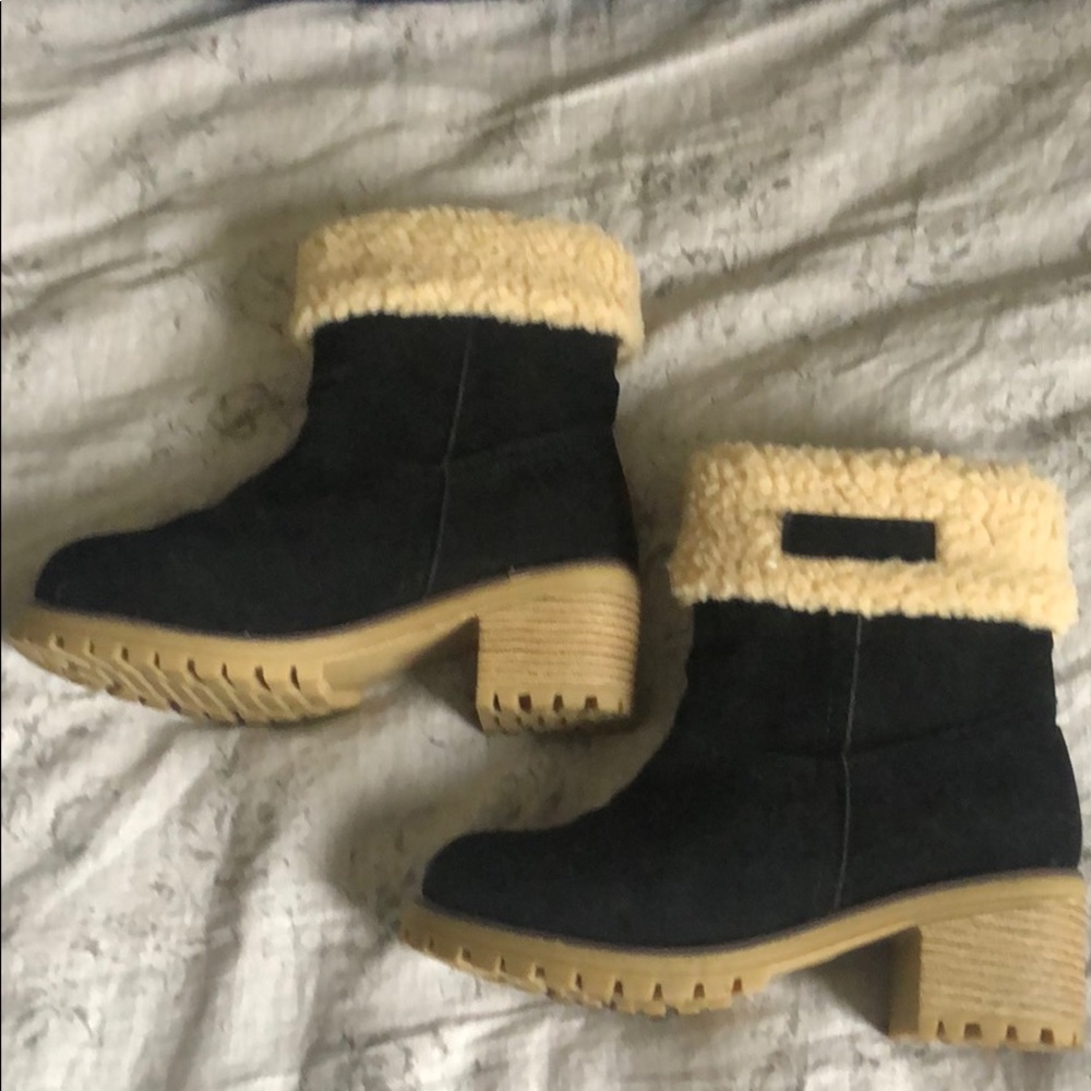 Brand new without box 📦 black faux suede boots 👢